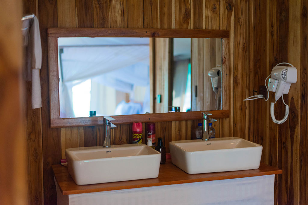 SIGHTSEEING LUXURY TENTED LODGE