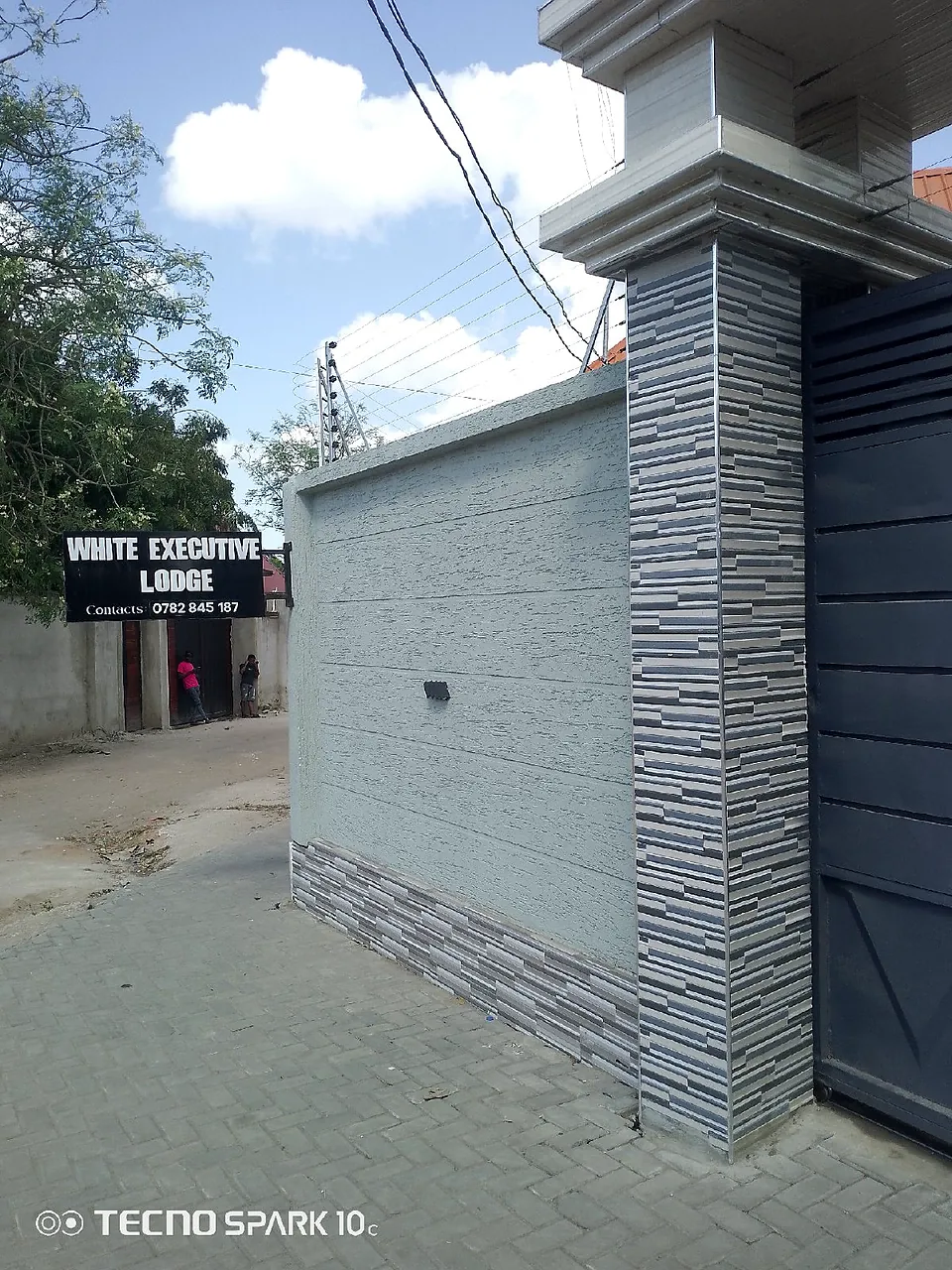 WHITE EXECUTIVE LODGE