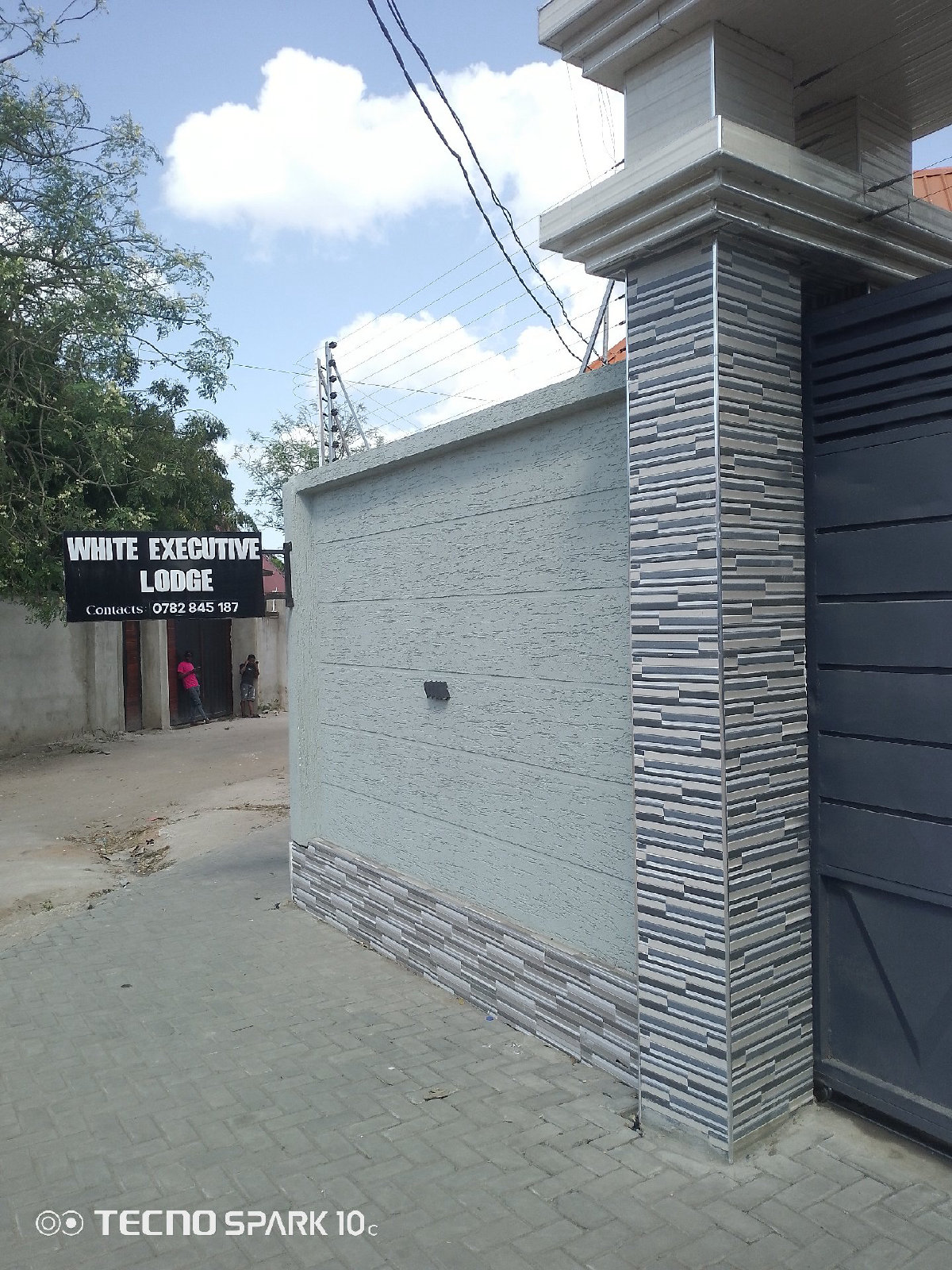 WHITE EXECUTIVE LODGE
