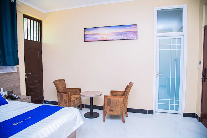 Living Area Suites: Larger configurations equipped with dedicated separate dining spaces, a living area setup, and cozy in-room fireplace accents.